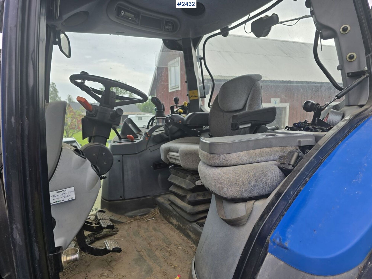 New Holland TS 125A med Frontlastare - Traktor: slika New Holland TS 125A med Frontlastare - Traktor New Holland TS 125A med Frontlastare - Traktor: slika New Holland TS 125A med Frontlastare - Traktor