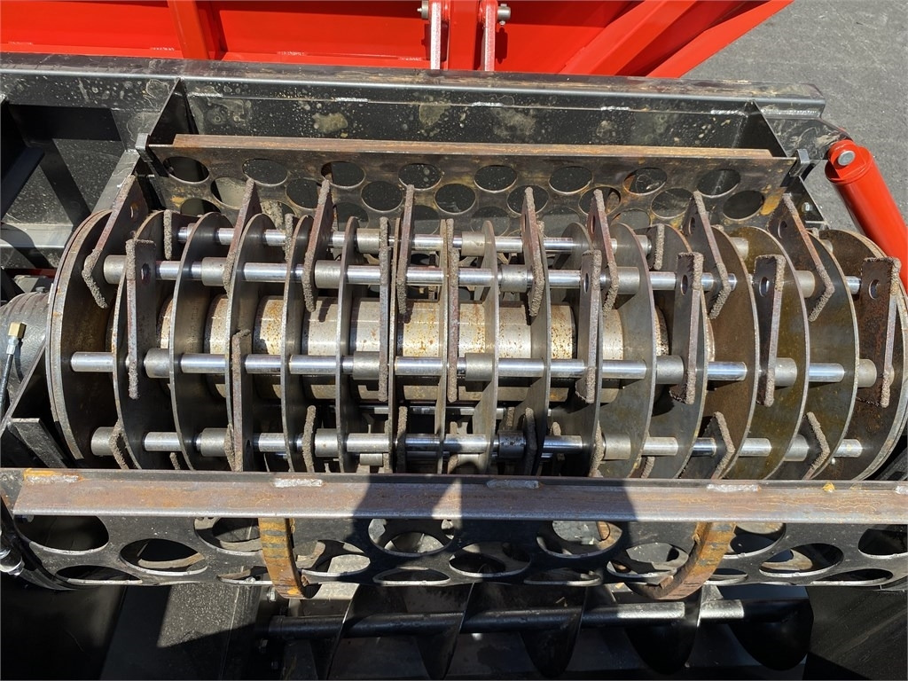 Novi Stroj za usitnjavanje slame Bizon B-1030: slika Novi Stroj za usitnjavanje slame Bizon B-1030