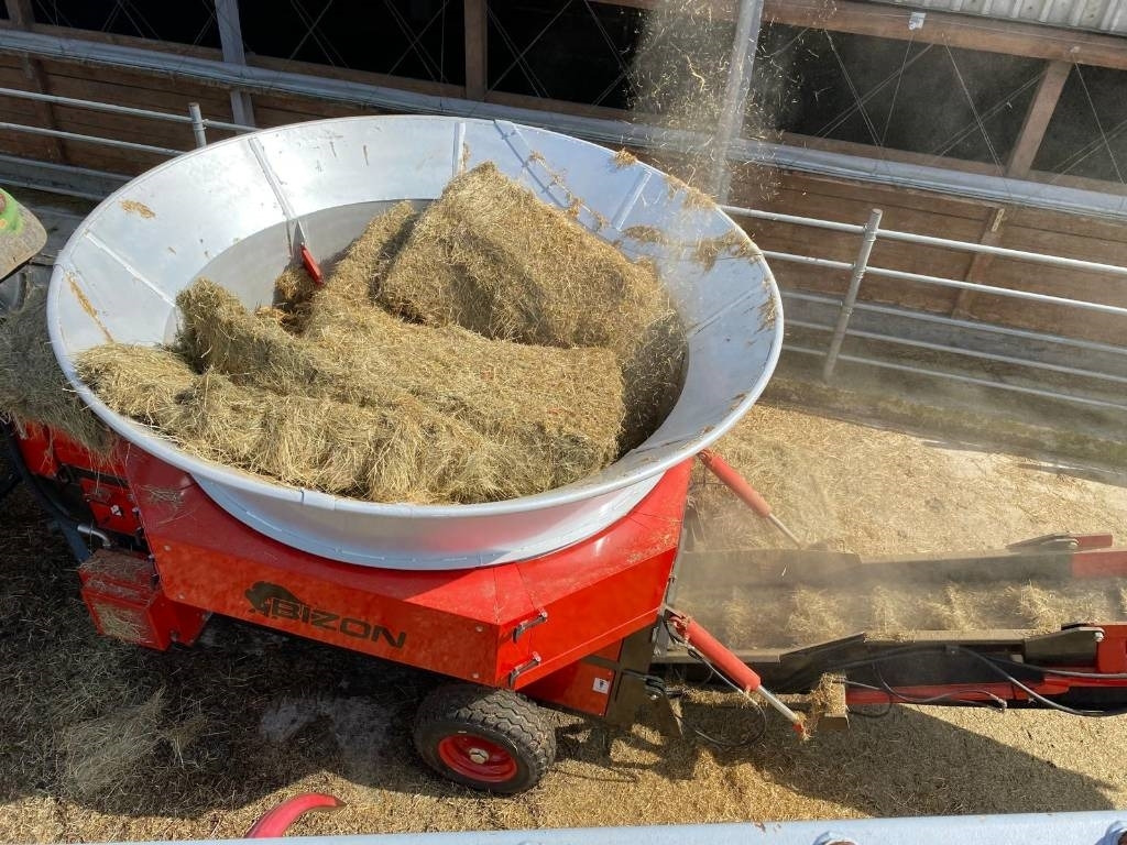 Novi Stroj za usitnjavanje slame Bizon B-1030: slika Novi Stroj za usitnjavanje slame Bizon B-1030