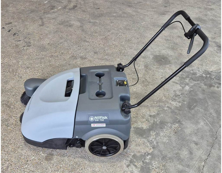 Nilfisk SW 750 - Cestovna čistilica: slika Nilfisk SW 750 - Cestovna čistilica Nilfisk SW 750 - Cestovna čistilica: slika Nilfisk SW 750 - Cestovna čistilica