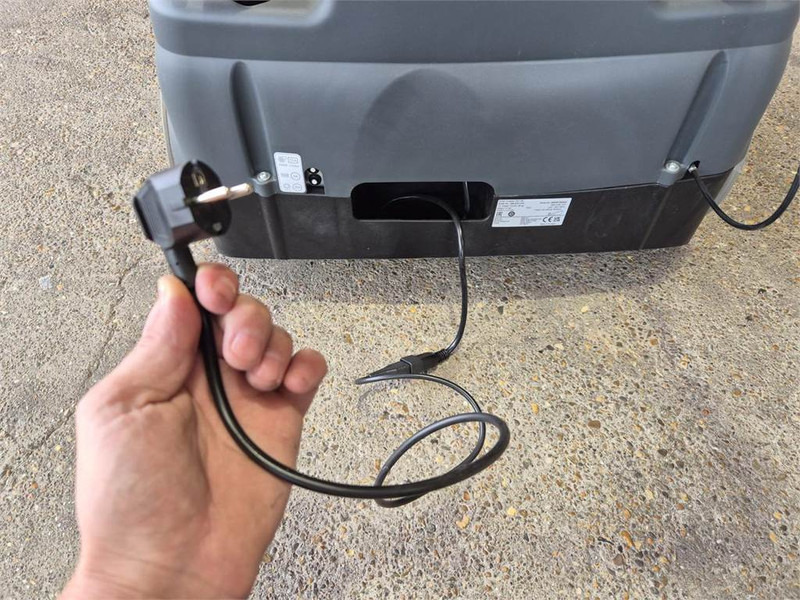 Nilfisk SW 750 - Cestovna čistilica: slika Nilfisk SW 750 - Cestovna čistilica Nilfisk SW 750 - Cestovna čistilica: slika Nilfisk SW 750 - Cestovna čistilica