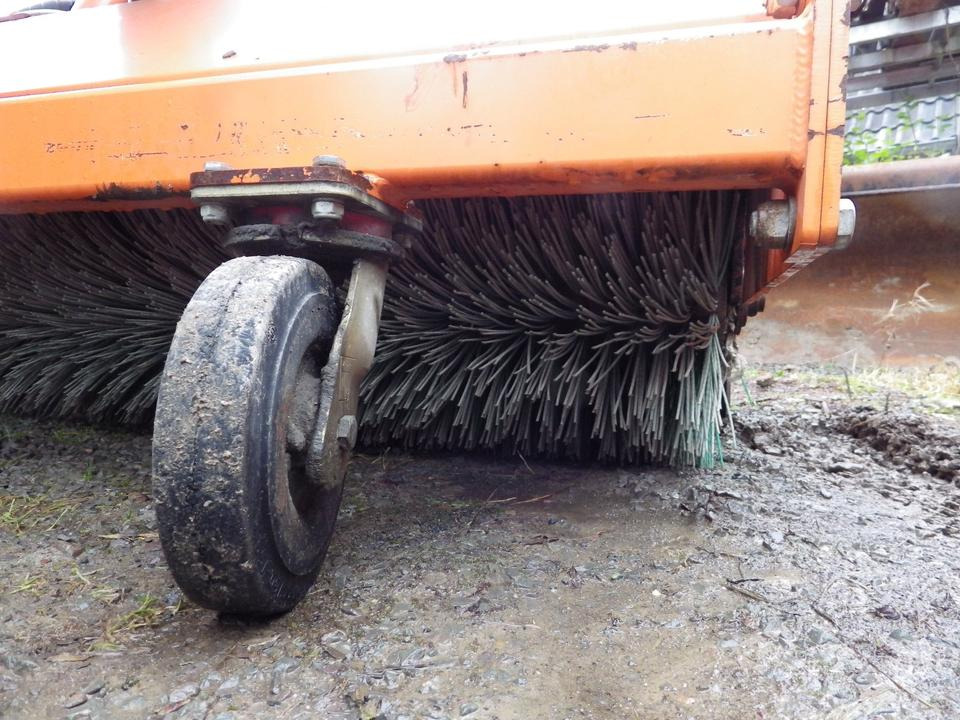 Ralica za snijeg Schneeschild + Kehrmaschine für KRAMER 350 180 112: slika Ralica za snijeg Schneeschild + Kehrmaschine für KRAMER 350 180 112 Ralica za snijeg Schneeschild + Kehrmaschine für KRAMER 350 180 112: slika Ralica za snijeg Schneeschild + Kehrmaschine für KRAMER 350 180 112