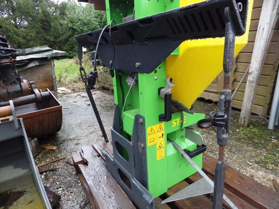 Ralica za snijeg Schneeschild + Kehrmaschine für KRAMER 350 180 112: slika Ralica za snijeg Schneeschild + Kehrmaschine für KRAMER 350 180 112 Ralica za snijeg Schneeschild + Kehrmaschine für KRAMER 350 180 112: slika Ralica za snijeg Schneeschild + Kehrmaschine für KRAMER 350 180 112