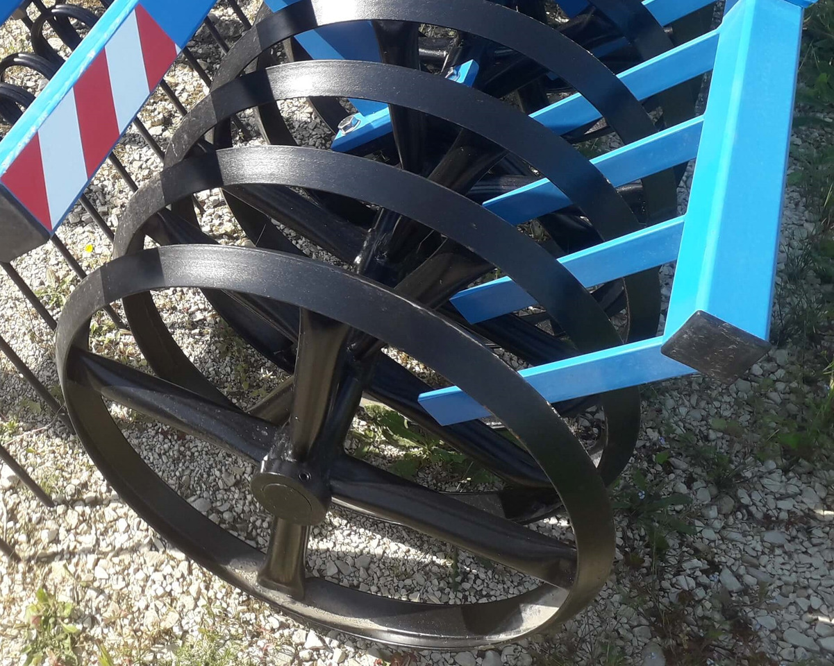 MANDAM Rouleaux - Valjak za poljoprivredna gospodarstva: slika MANDAM Rouleaux - Valjak za poljoprivredna gospodarstva MANDAM Rouleaux - Valjak za poljoprivredna gospodarstva: slika MANDAM Rouleaux - Valjak za poljoprivredna gospodarstva
