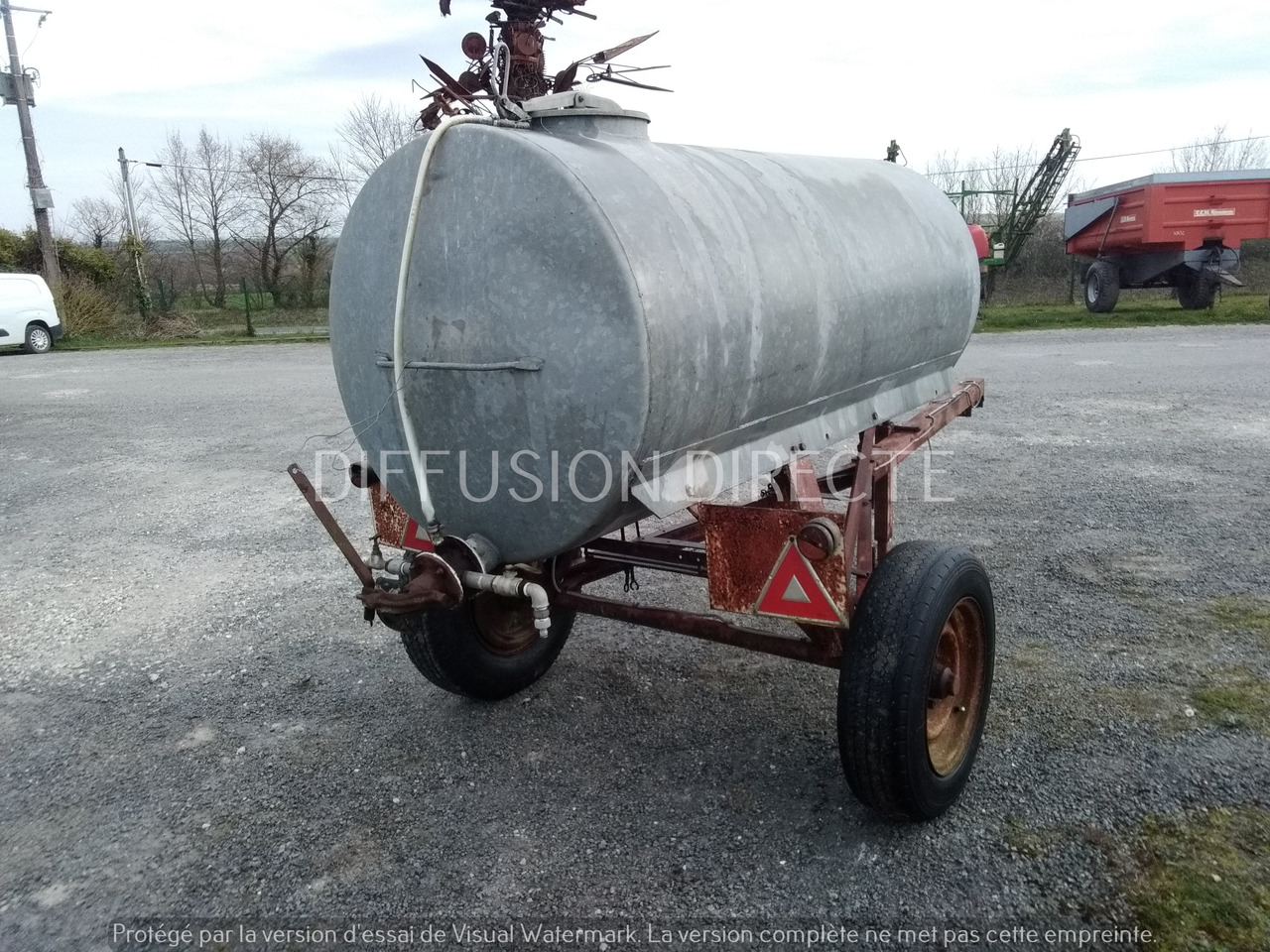 TONNE A EAU 1500 - Prikolica cisterna: slika TONNE A EAU 1500 - Prikolica cisterna TONNE A EAU 1500 - Prikolica cisterna: slika TONNE A EAU 1500 - Prikolica cisterna