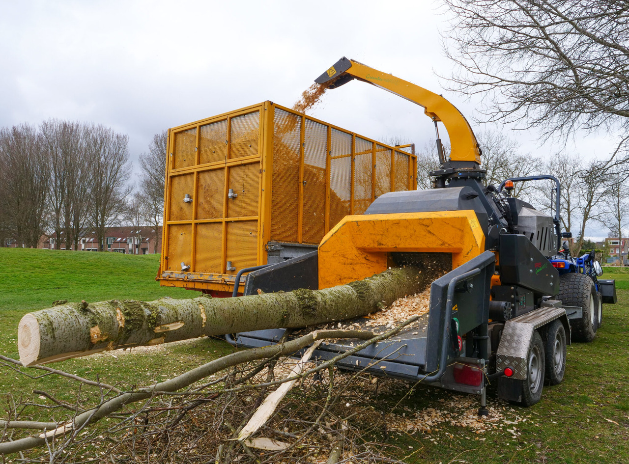 Drobilica za drvo Jaguar 40 3-point linkage: slika Drobilica za drvo Jaguar 40 3-point linkage Drobilica za drvo Jaguar 40 3-point linkage: slika Drobilica za drvo Jaguar 40 3-point linkage