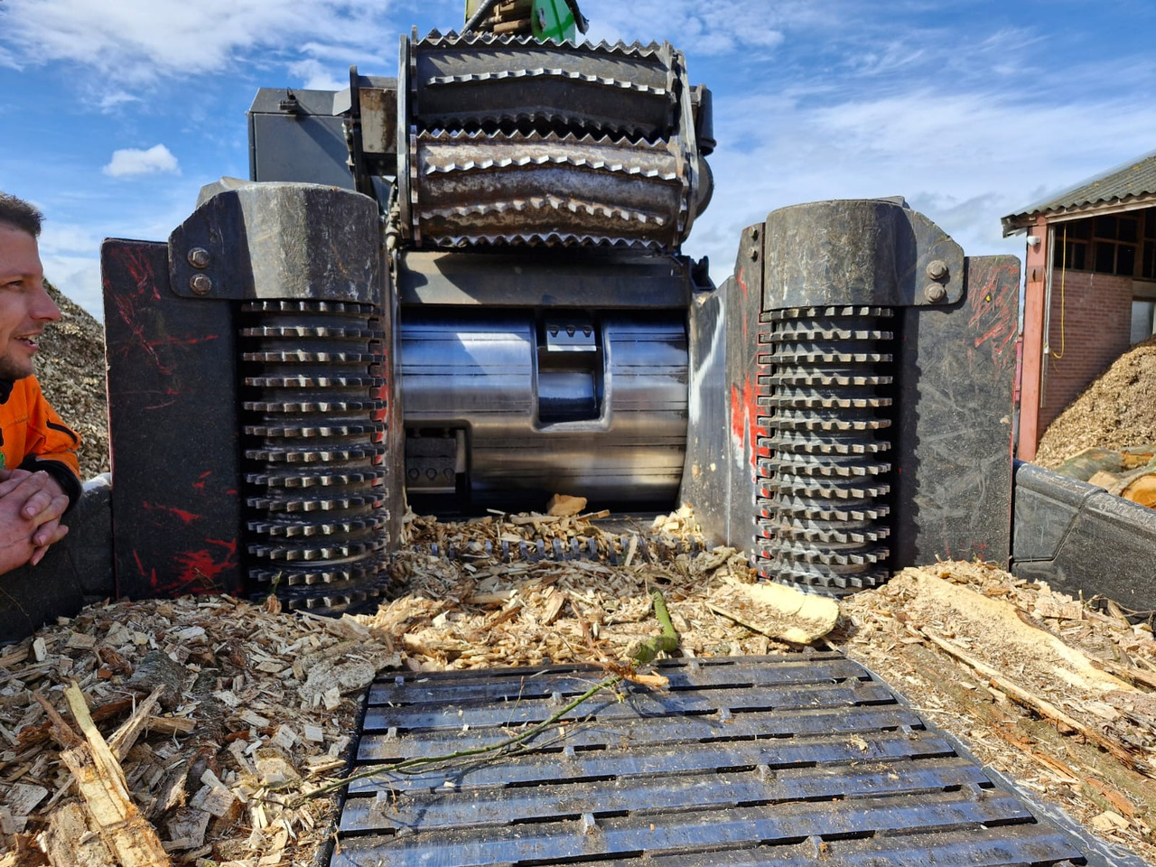 UFKES Greentec 972 Tracked Chipper - Drobilica za drvo: slika UFKES Greentec 972 Tracked Chipper - Drobilica za drvo UFKES Greentec 972 Tracked Chipper - Drobilica za drvo: slika UFKES Greentec 972 Tracked Chipper - Drobilica za drvo