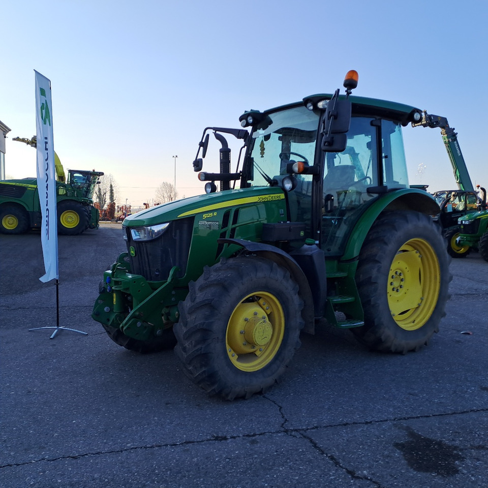 JOHN DEERE 5125R - Traktor: slika JOHN DEERE 5125R - Traktor JOHN DEERE 5125R - Traktor: slika JOHN DEERE 5125R - Traktor
