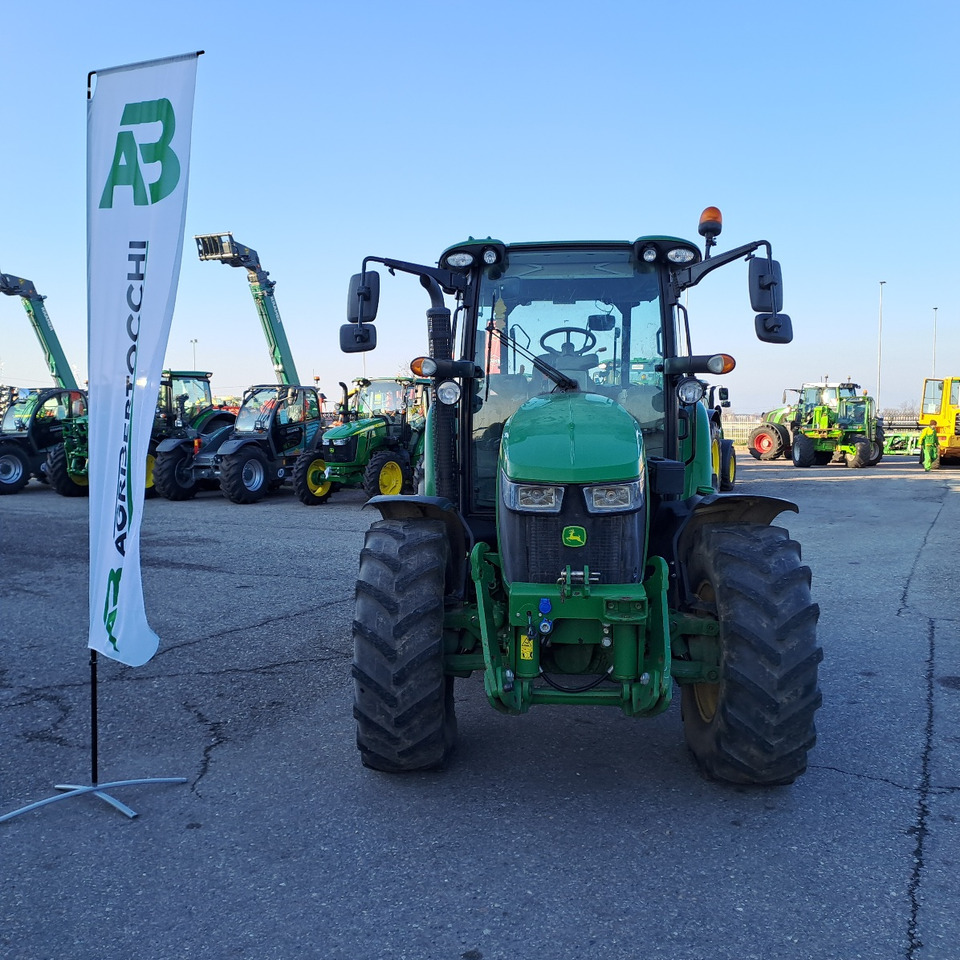 JOHN DEERE 5125R - Traktor: slika JOHN DEERE 5125R - Traktor JOHN DEERE 5125R - Traktor: slika JOHN DEERE 5125R - Traktor