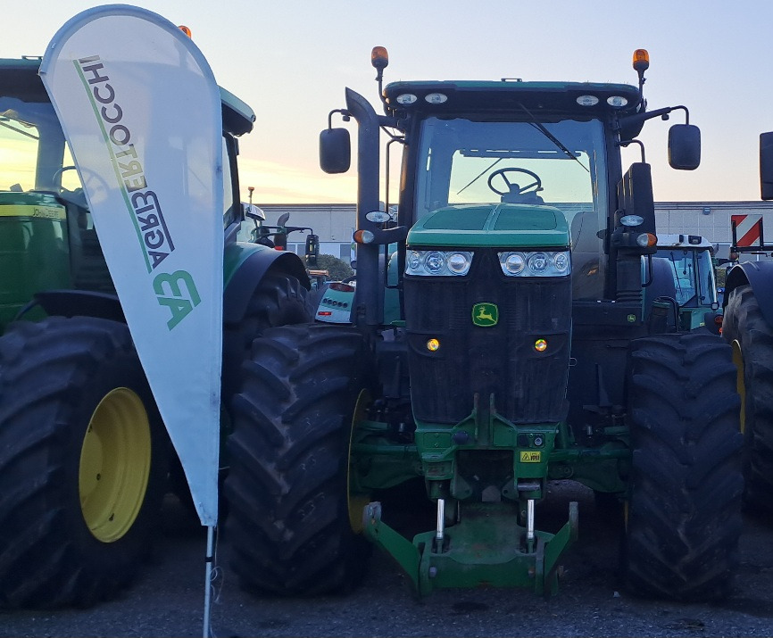 JOHN DEERE 7230R - Traktor: slika JOHN DEERE 7230R - Traktor JOHN DEERE 7230R - Traktor: slika JOHN DEERE 7230R - Traktor