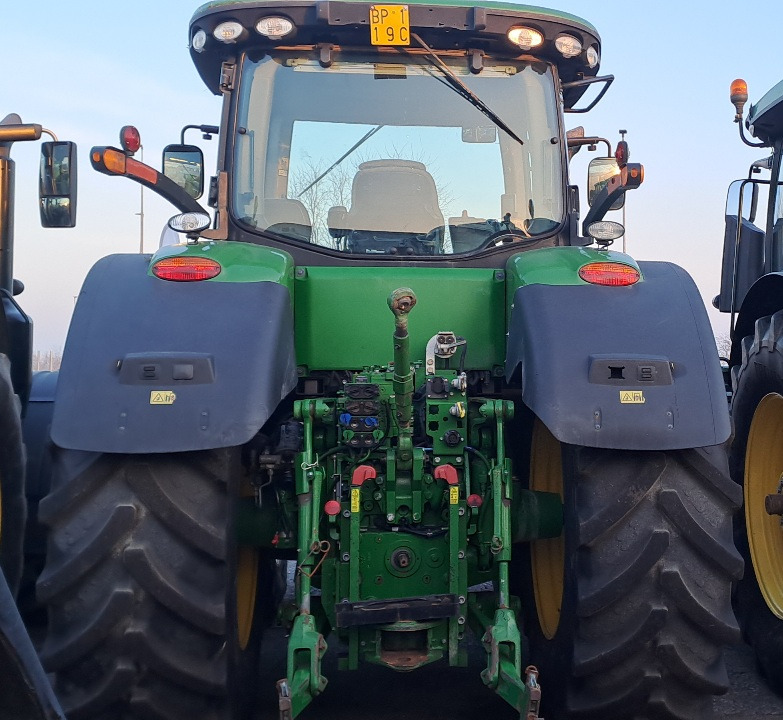 JOHN DEERE 7230R - Traktor: slika JOHN DEERE 7230R - Traktor JOHN DEERE 7230R - Traktor: slika JOHN DEERE 7230R - Traktor