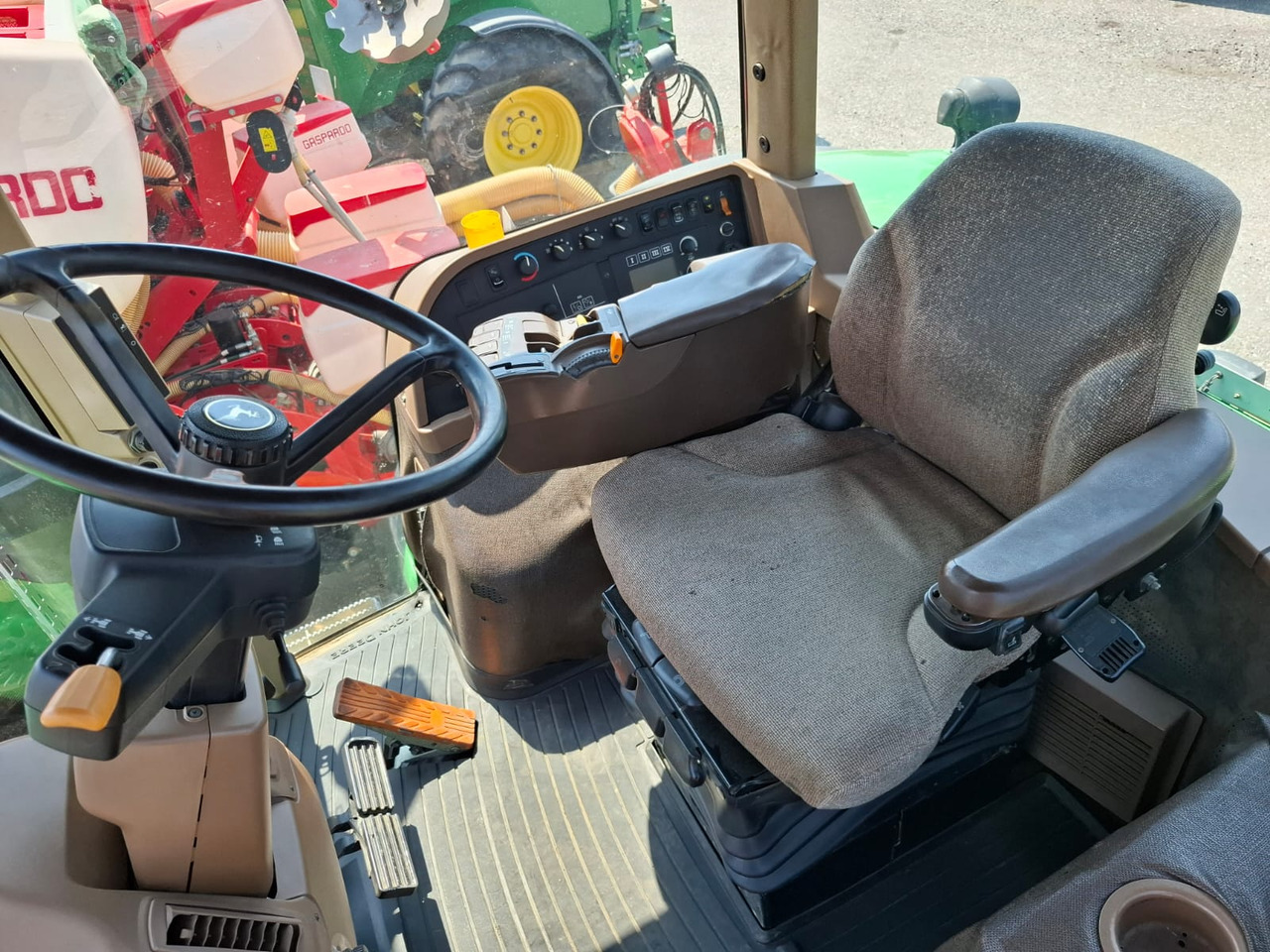 JOHN DEERE 8230 - Traktor: slika JOHN DEERE 8230 - Traktor JOHN DEERE 8230 - Traktor: slika JOHN DEERE 8230 - Traktor