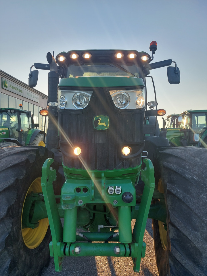 JOHN DEEREE 6210R - Traktor: slika JOHN DEEREE 6210R - Traktor JOHN DEEREE 6210R - Traktor: slika JOHN DEEREE 6210R - Traktor
