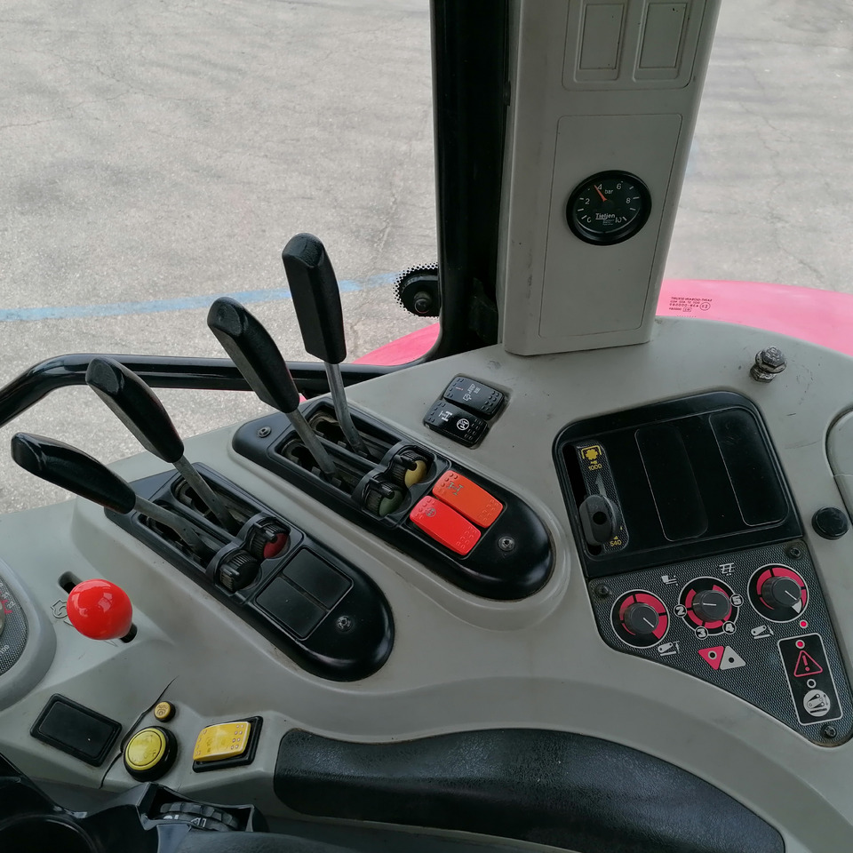 Traktor MASSEY FERGUSON: slika Traktor MASSEY FERGUSON