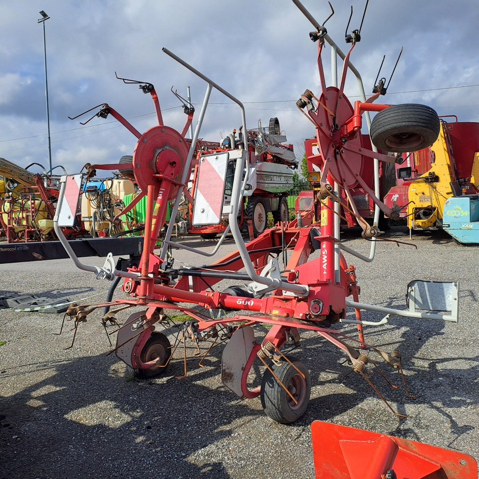 VOLTAFIENO LELY STABILO 600 - Prevrtač sijena/ Grabulje: slika VOLTAFIENO LELY STABILO 600 - Prevrtač sijena/ Grabulje VOLTAFIENO LELY STABILO 600 - Prevrtač sijena/ Grabulje: slika VOLTAFIENO LELY STABILO 600 - Prevrtač sijena/ Grabulje