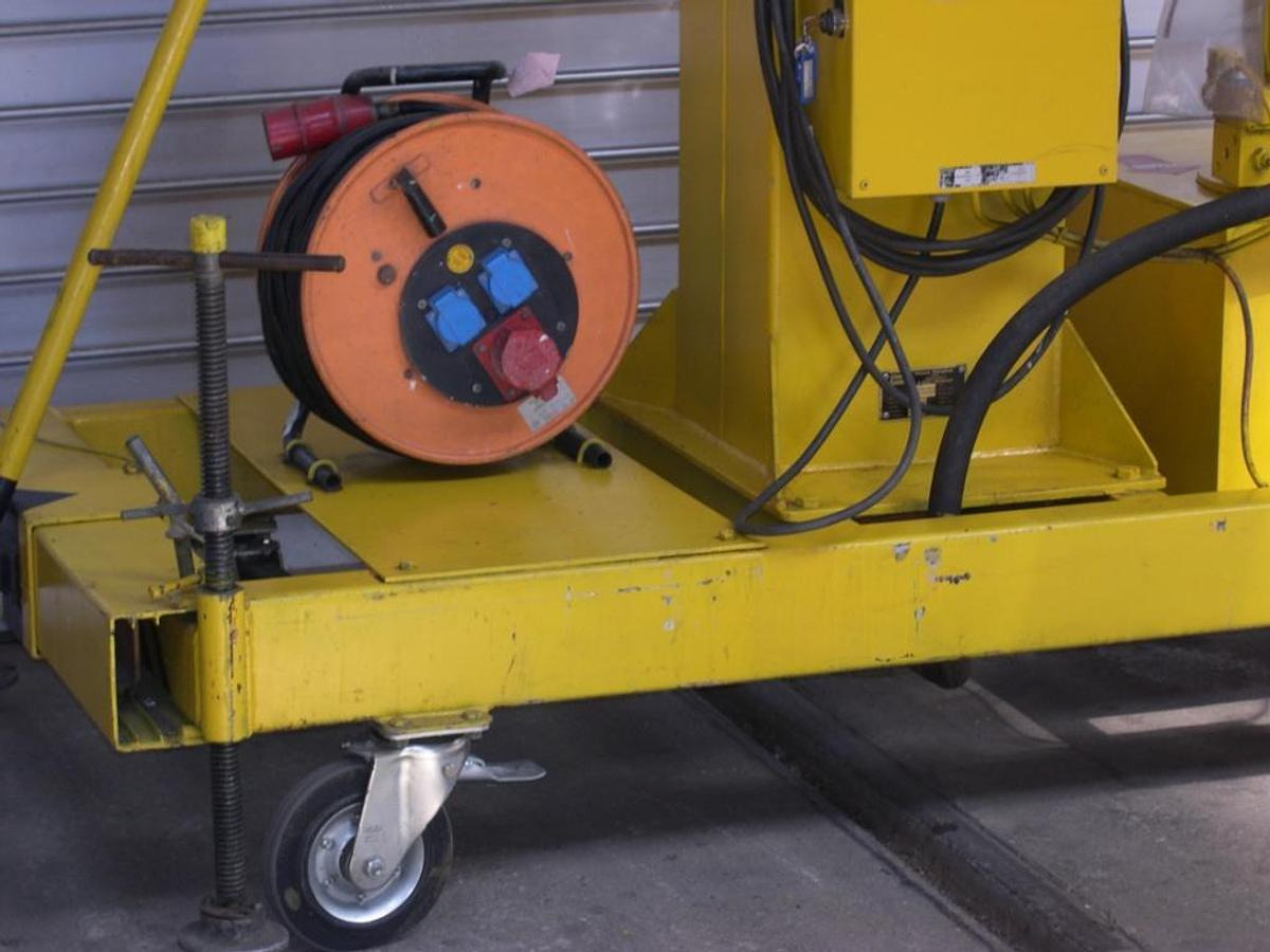 Hub-Arbeitsbühne KULI - Platforma za podizanje stupa u okomitom položaju: slika Hub-Arbeitsbühne KULI - Platforma za podizanje stupa u okomitom položaju Hub-Arbeitsbühne KULI - Platforma za podizanje stupa u okomitom položaju: slika Hub-Arbeitsbühne KULI - Platforma za podizanje stupa u okomitom položaju