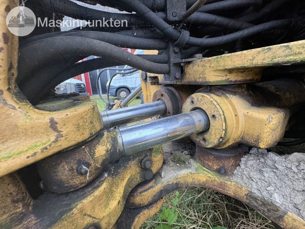 Rovokopač-utovarivač New Holland LB 115: slika Rovokopač-utovarivač New Holland LB 115