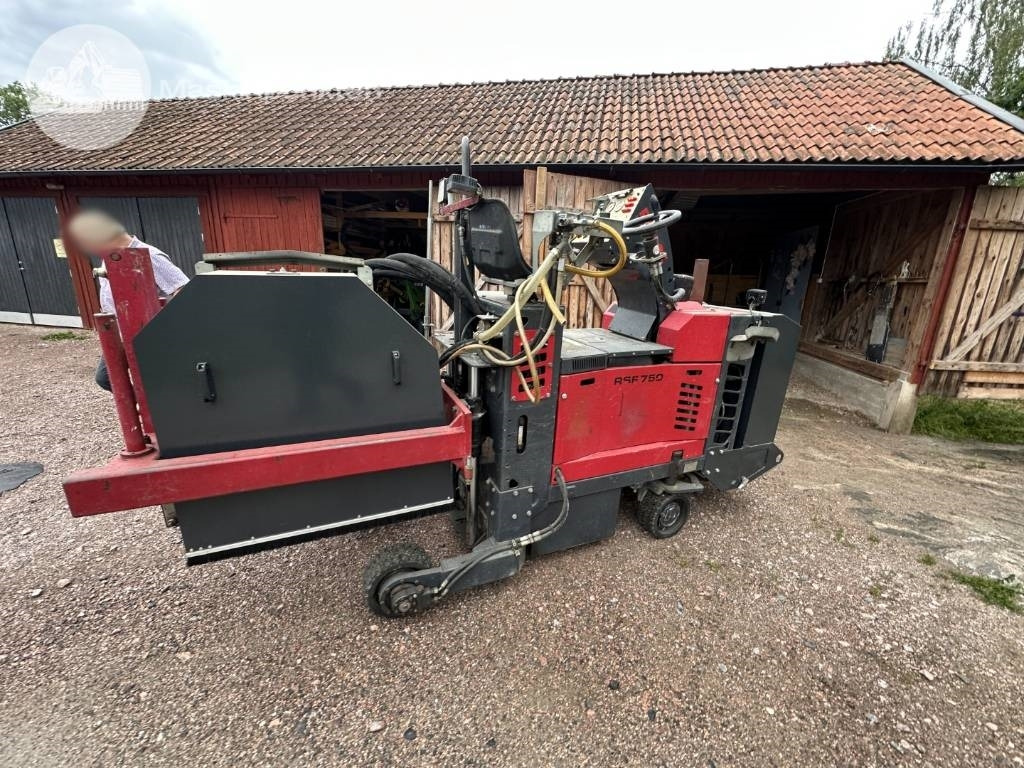 Rellock RSF 750 - Trenčer: slika Rellock RSF 750 - Trenčer Rellock RSF 750 - Trenčer: slika Rellock RSF 750 - Trenčer
