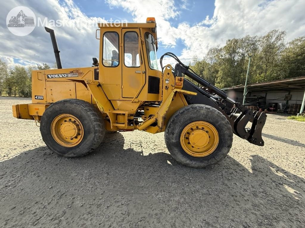 Volvo BM 4300 - Utovarivač na kotačima: slika Volvo BM 4300 - Utovarivač na kotačima Volvo BM 4300 - Utovarivač na kotačima: slika Volvo BM 4300 - Utovarivač na kotačima