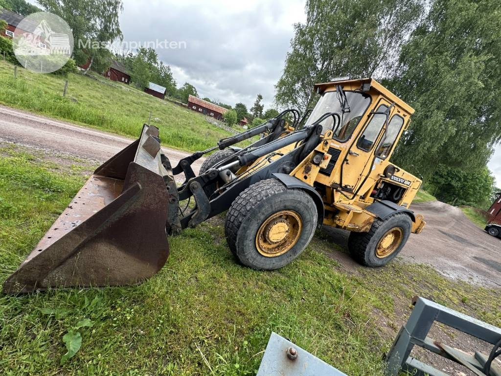 Volvo BM 4300 - Utovarivač na kotačima: slika Volvo BM 4300 - Utovarivač na kotačima Volvo BM 4300 - Utovarivač na kotačima: slika Volvo BM 4300 - Utovarivač na kotačima