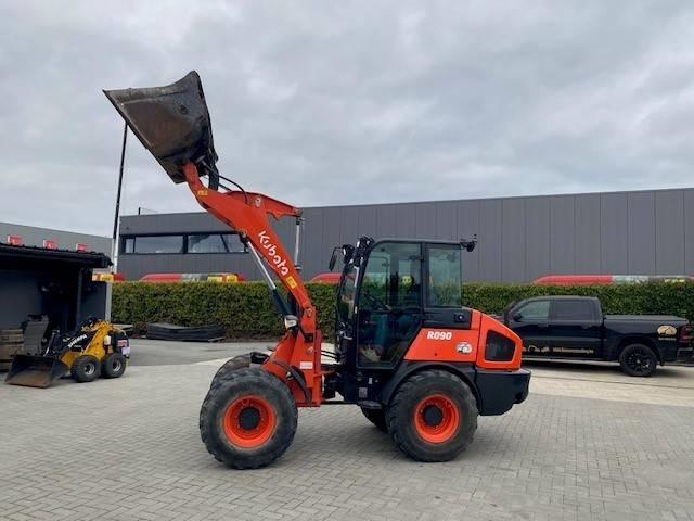 Kubota R 090 - Utovarivač na kotačima: slika Kubota R 090 - Utovarivač na kotačima Kubota R 090 - Utovarivač na kotačima: slika Kubota R 090 - Utovarivač na kotačima