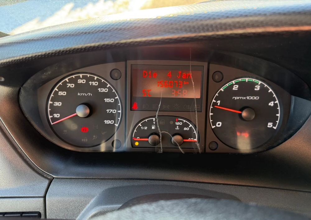 Dostavno vozilo s ceradom Iveco DAILY 35S13: slika Dostavno vozilo s ceradom Iveco DAILY 35S13