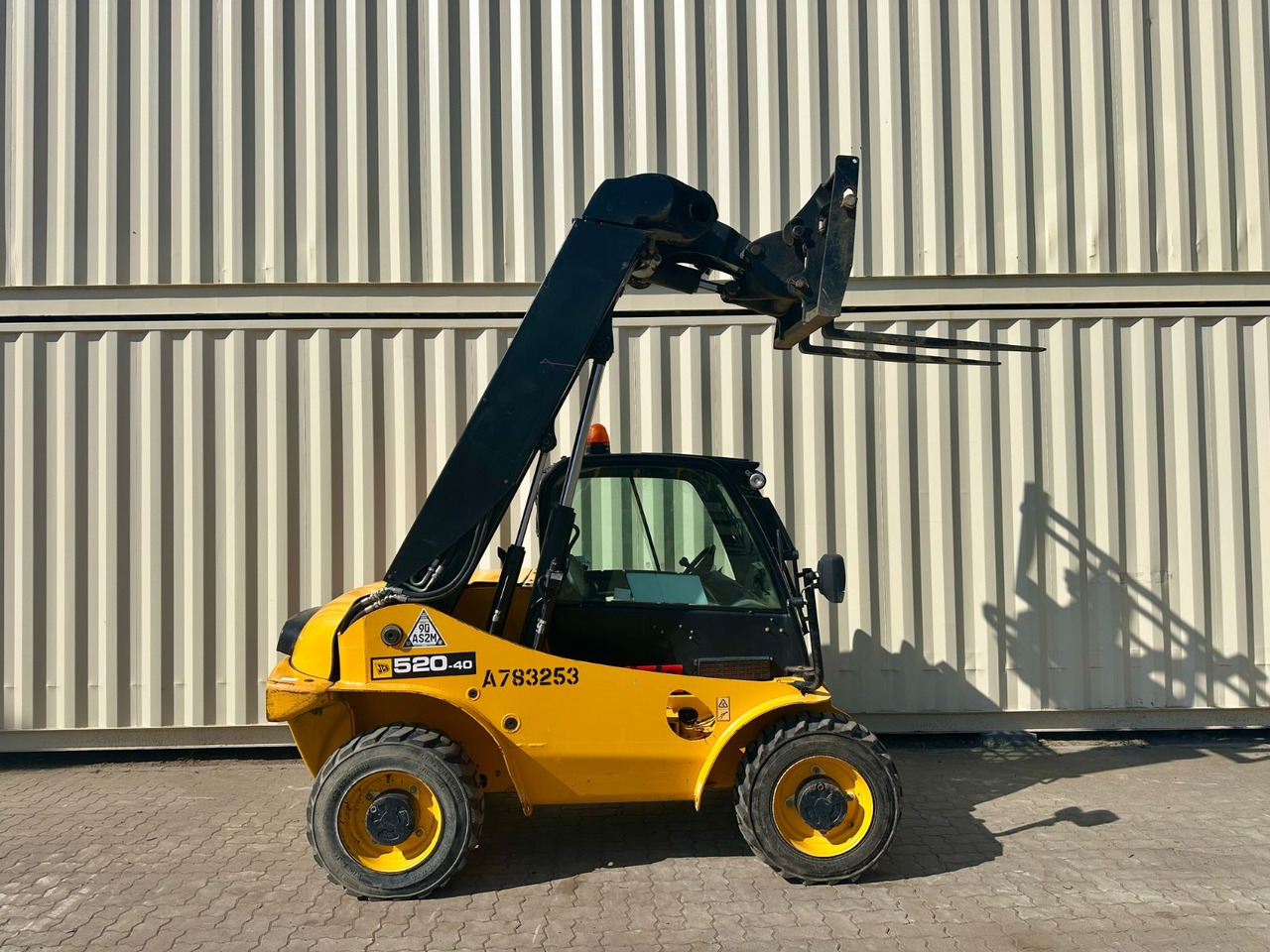 JCB 520-40 / 4 Meter / 2 Tonnen / 2.297 Bh / TOP - Teleskopski rukovatelj: slika JCB 520-40 / 4 Meter / 2 Tonnen / 2.297 Bh / TOP - Teleskopski rukovatelj JCB 520-40 / 4 Meter / 2 Tonnen / 2.297 Bh / TOP - Teleskopski rukovatelj: slika JCB 520-40 / 4 Meter / 2 Tonnen / 2.297 Bh / TOP - Teleskopski rukovatelj