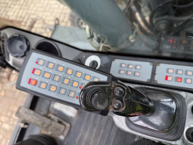 Bager na kotačima Liebherr A914 Compact / 2017 BJ / 9.979 H / OilQuick: slika Bager na kotačima Liebherr A914 Compact / 2017 BJ / 9.979 H / OilQuick