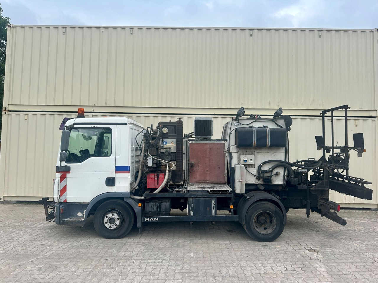 MAN TGL 10.240 / Weiro Bitumenspritze / 1. Hand - Šprica za emulziju: slika MAN TGL 10.240 / Weiro Bitumenspritze / 1. Hand - Šprica za emulziju MAN TGL 10.240 / Weiro Bitumenspritze / 1. Hand - Šprica za emulziju: slika MAN TGL 10.240 / Weiro Bitumenspritze / 1. Hand - Šprica za emulziju