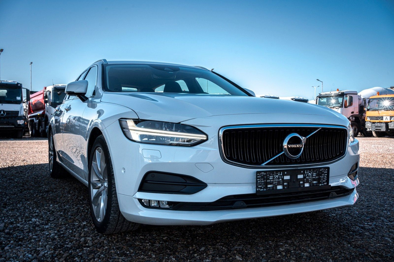 Volvo V90 D4 Momentum 2.0D - Karavan: slika  Volvo V90 D4 Momentum 2.0D - Karavan Volvo V90 D4 Momentum 2.0D - Karavan: slika  Volvo V90 D4 Momentum 2.0D - Karavan