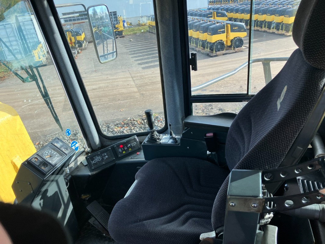 BOMAG DE BC 772 RS - Kompaktor: slika BOMAG DE BC 772 RS - Kompaktor BOMAG DE BC 772 RS - Kompaktor: slika BOMAG DE BC 772 RS - Kompaktor