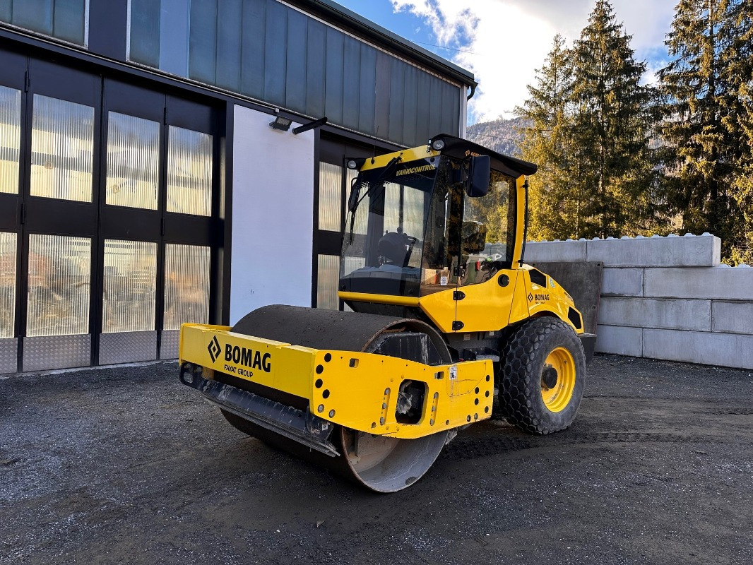 BOMAG DE BW 177 BVC-5 Stage V/Tier 4f - Kompaktor: slika BOMAG DE BW 177 BVC-5 Stage V/Tier 4f - Kompaktor BOMAG DE BW 177 BVC-5 Stage V/Tier 4f - Kompaktor: slika BOMAG DE BW 177 BVC-5 Stage V/Tier 4f - Kompaktor