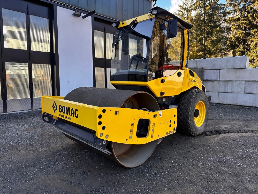 BOMAG DE BW 177 DH-5 Stage V/Tier 4f - Kompaktor: slika BOMAG DE BW 177 DH-5 Stage V/Tier 4f - Kompaktor BOMAG DE BW 177 DH-5 Stage V/Tier 4f - Kompaktor: slika BOMAG DE BW 177 DH-5 Stage V/Tier 4f - Kompaktor