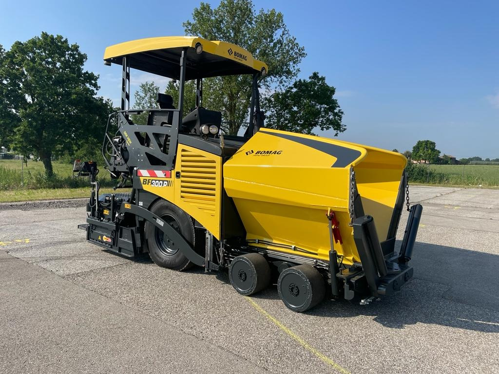 BOMAG IT BF 300 P S340-2 TV Stage IIIa/Tier 3 - Finišer za asfalt: slika BOMAG IT BF 300 P S340-2 TV Stage IIIa/Tier 3 - Finišer za asfalt BOMAG IT BF 300 P S340-2 TV Stage IIIa/Tier 3 - Finišer za asfalt: slika BOMAG IT BF 300 P S340-2 TV Stage IIIa/Tier 3 - Finišer za asfalt