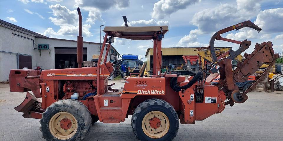 Koparka łańcuchowa Ditch Witch 8020 85KM - Trenčer: slika Koparka łańcuchowa Ditch Witch 8020 85KM - Trenčer Koparka łańcuchowa Ditch Witch 8020 85KM - Trenčer: slika Koparka łańcuchowa Ditch Witch 8020 85KM - Trenčer