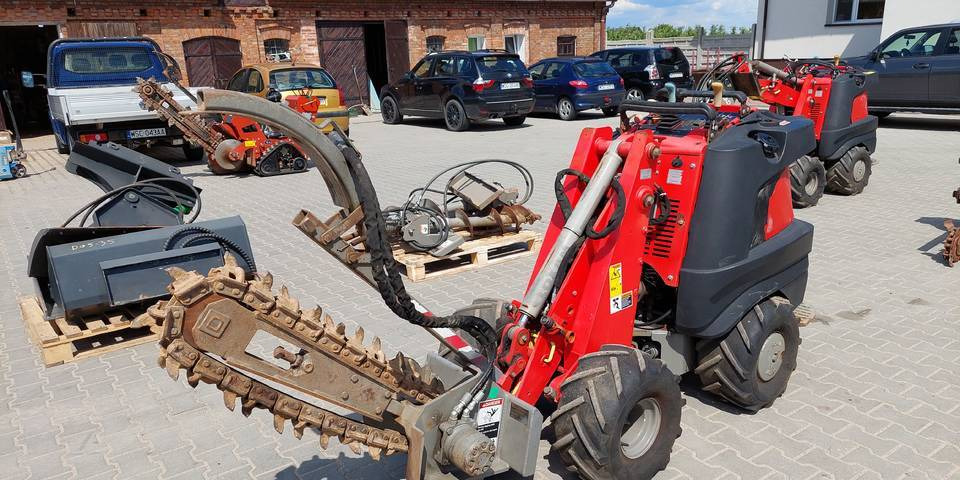 Koparka łańcuchowa miniładowarka Ditch Witch R300 wiertnica - Trenčer: slika Koparka łańcuchowa miniładowarka Ditch Witch R300 wiertnica - Trenčer Koparka łańcuchowa miniładowarka Ditch Witch R300 wiertnica - Trenčer: slika Koparka łańcuchowa miniładowarka Ditch Witch R300 wiertnica - Trenčer