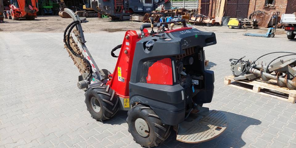Koparka łańcuchowa miniładowarka Ditch Witch R300 wiertnica - Trenčer: slika Koparka łańcuchowa miniładowarka Ditch Witch R300 wiertnica - Trenčer Koparka łańcuchowa miniładowarka Ditch Witch R300 wiertnica - Trenčer: slika Koparka łańcuchowa miniładowarka Ditch Witch R300 wiertnica - Trenčer