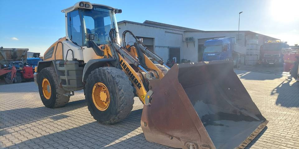 Ładowarka Liebherr L538 16 ton łyżka wysokiego wysypu - Utovarivač na kotačima: slika Ładowarka Liebherr L538 16 ton łyżka wysokiego wysypu - Utovarivač na kotačima Ładowarka Liebherr L538 16 ton łyżka wysokiego wysypu - Utovarivač na kotačima: slika Ładowarka Liebherr L538 16 ton łyżka wysokiego wysypu - Utovarivač na kotačima