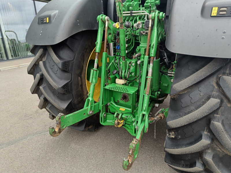 Traktor John Deere 6215R: slika Traktor John Deere 6215R