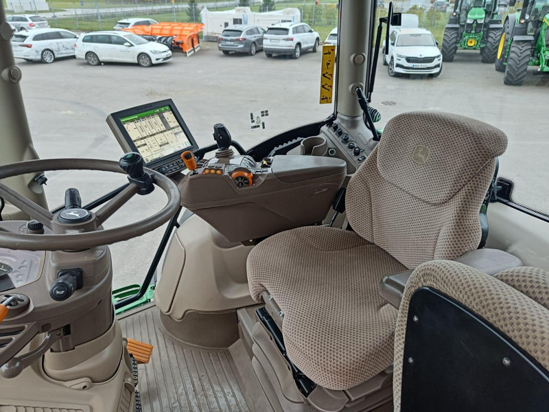 Traktor John Deere 6215R: slika Traktor John Deere 6215R