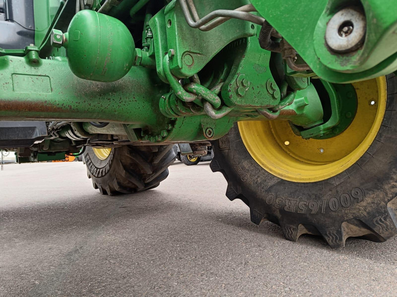 Traktor John Deere 6215R: slika Traktor John Deere 6215R