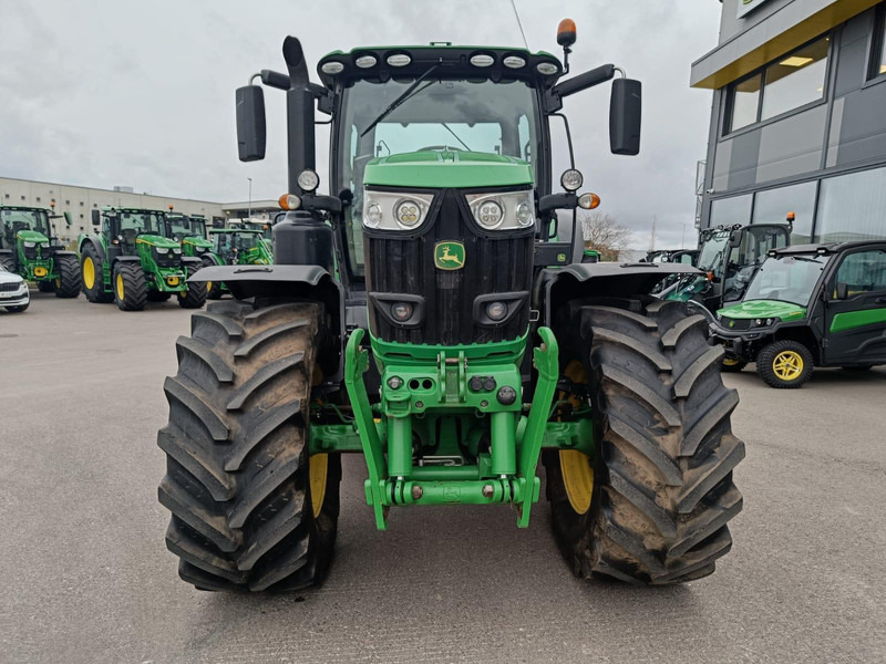 Traktor John Deere 6215R: slika Traktor John Deere 6215R