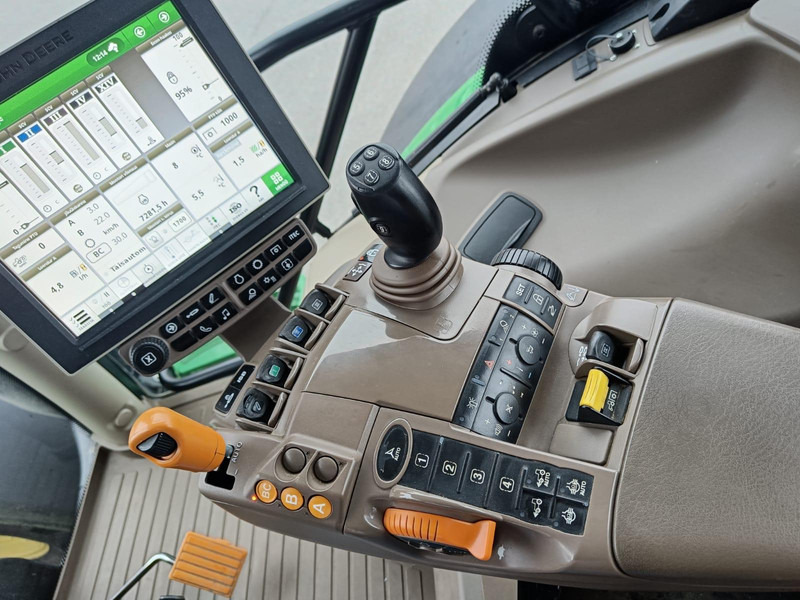 Traktor John Deere 6215R: slika Traktor John Deere 6215R