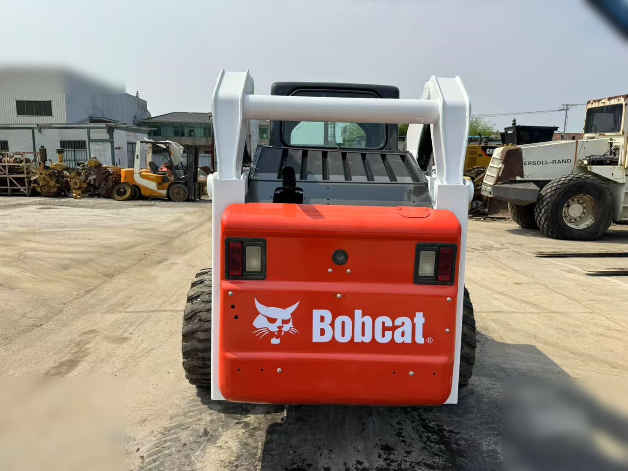 BOBCAT S300 - Mini utovarivač: slika BOBCAT S300 - Mini utovarivač BOBCAT S300 - Mini utovarivač: slika BOBCAT S300 - Mini utovarivač