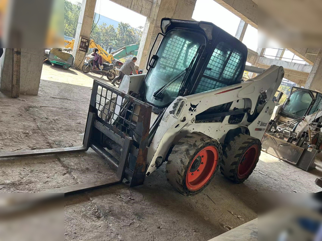BOBCAT S750 - Mini utovarivač: slika BOBCAT S750 - Mini utovarivač BOBCAT S750 - Mini utovarivač: slika BOBCAT S750 - Mini utovarivač