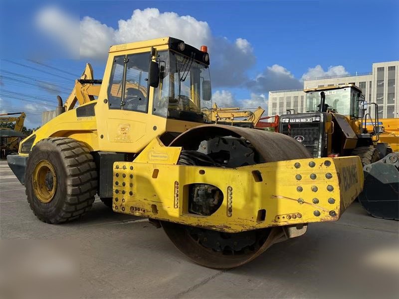 BOMAG BW226DH-4 - Kompaktor: slika BOMAG BW226DH-4 - Kompaktor BOMAG BW226DH-4 - Kompaktor: slika BOMAG BW226DH-4 - Kompaktor