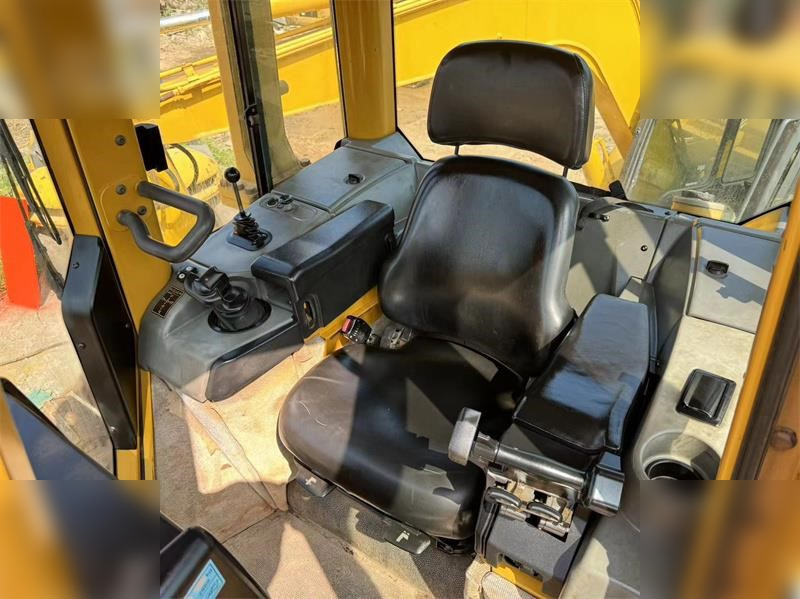 Buldožer CATERPILLAR D5N: slika Buldožer CATERPILLAR D5N