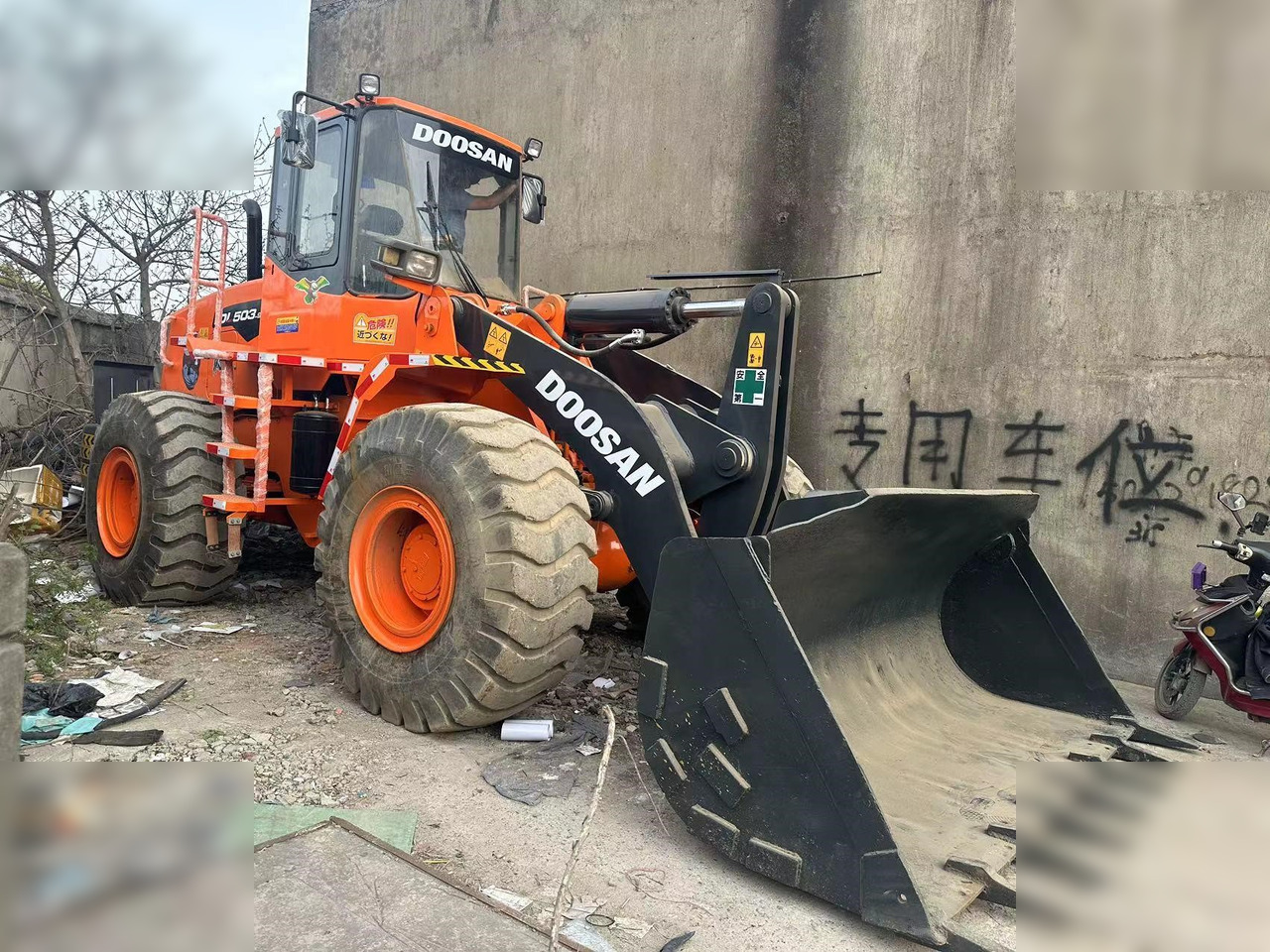 DOOSAN DL503 - Utovarivač na kotačima: slika DOOSAN DL503 - Utovarivač na kotačima DOOSAN DL503 - Utovarivač na kotačima: slika DOOSAN DL503 - Utovarivač na kotačima