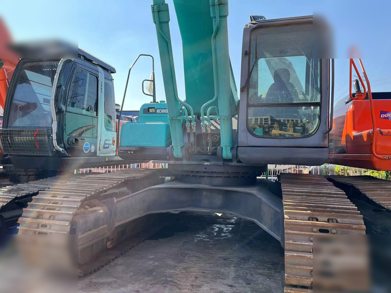 KOBELCO SK350D - Bager gusjeničar: slika KOBELCO SK350D - Bager gusjeničar KOBELCO SK350D - Bager gusjeničar: slika KOBELCO SK350D - Bager gusjeničar