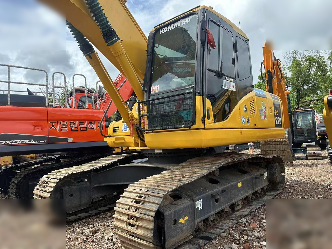 KOMATSU PC220-7 - Bager gusjeničar: slika KOMATSU PC220-7 - Bager gusjeničar KOMATSU PC220-7 - Bager gusjeničar: slika KOMATSU PC220-7 - Bager gusjeničar